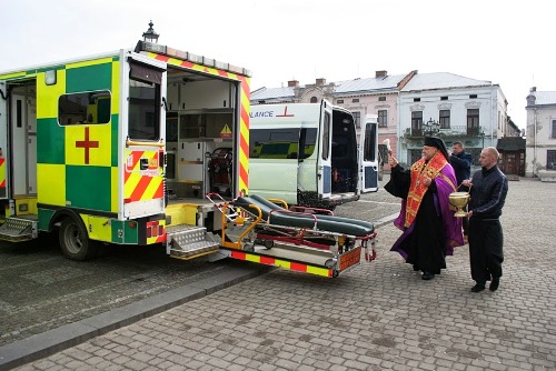 Головний капелан УГКЦ поблагословив автомобілі для воїнів АТО.(ФОТО)